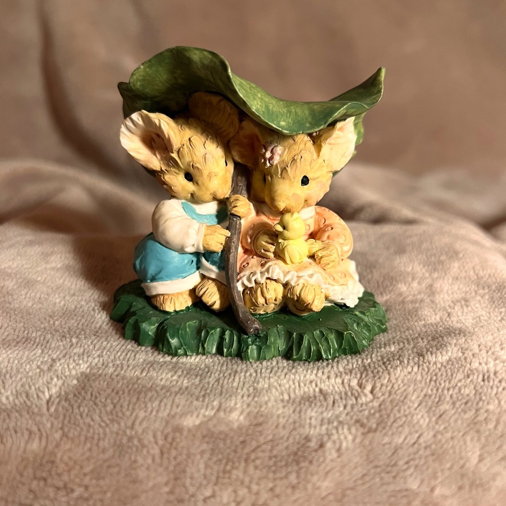 TINY TALK Vintage "Waiting for the Rainbow" Small Mouse Giant Leaf Figurine